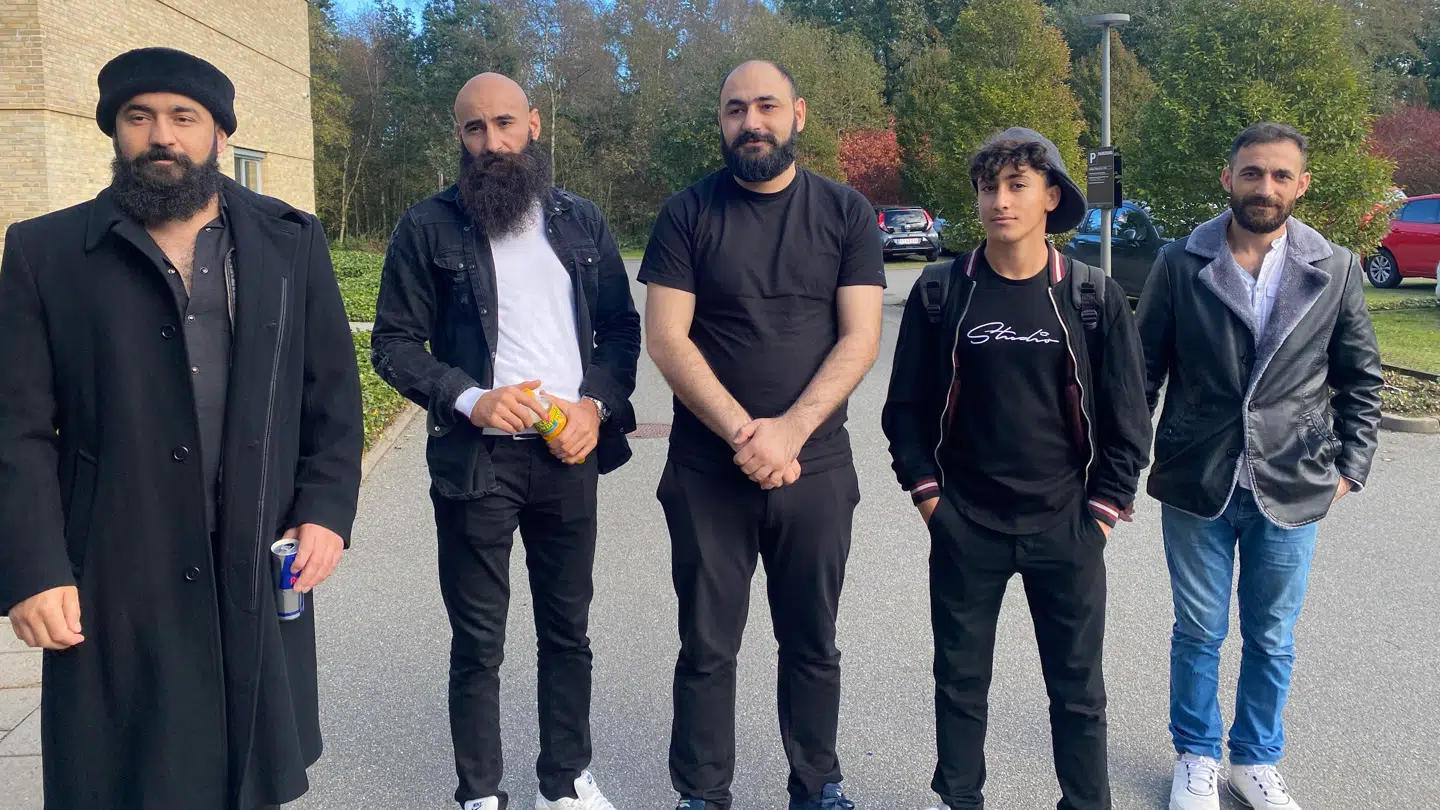 Farhad Tobers onkler og lillebror foran retten i Kolding mandag i sidste uge. Sulaiman ses helt til venstre i billedet.