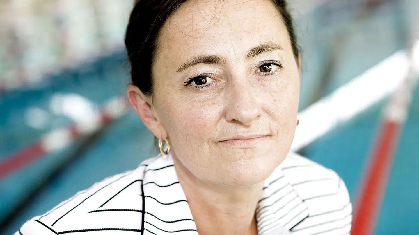 Den tidligere direktør i Dansk Svømmeunion Pia Holmen er endt i et sandt stormvejr. Nu bliver hun bedt om at gå af fra sin post som vicepræsident i Det Europæiske Svømmeforbund.