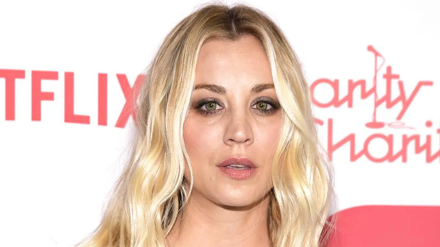 Den amerikanske skuespiller Kaley Cuoco fordømmer trænerens handling og tilbyder nu at købe hesten fri.