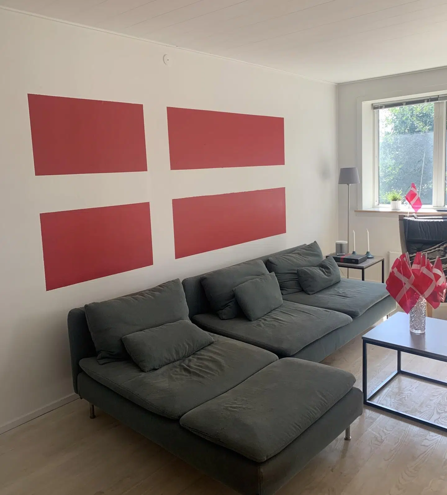 Flaget fik æresplads over sofaen i stuen.