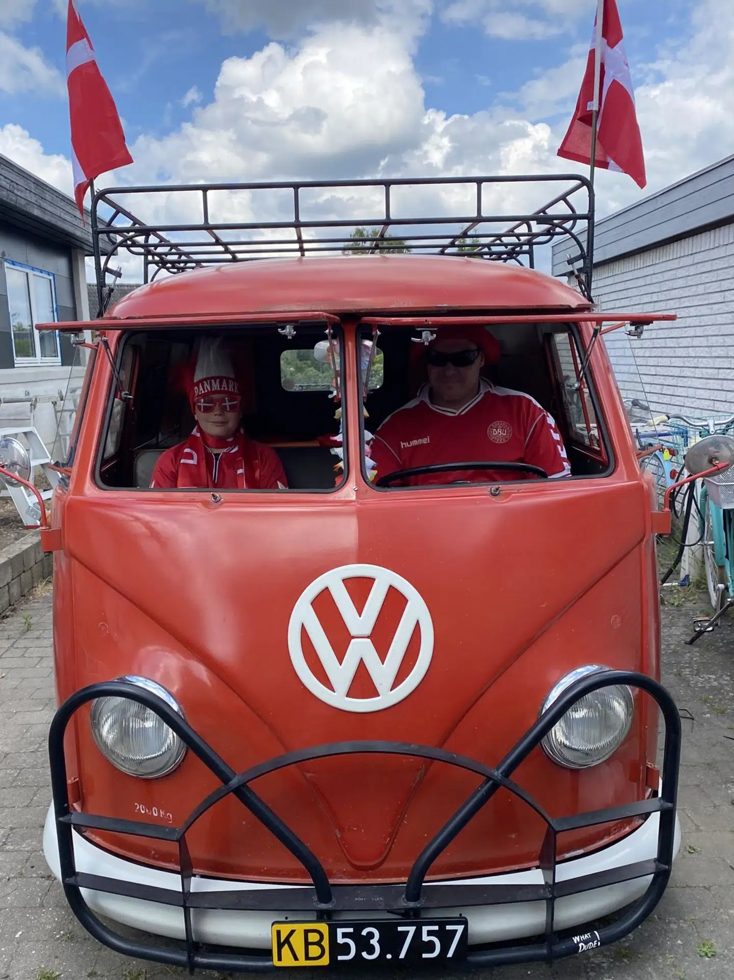 Pernille og familien kørte flere gange under EM ind til Rådhuspladsen i det fantastiske folkevognsrugbrød for at tage del i festlighederne.