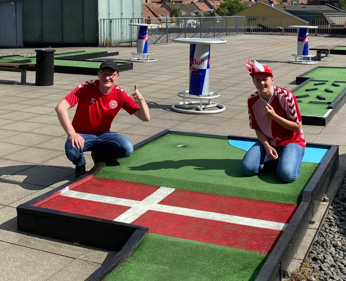 Et af banens huller pyntet med flag.