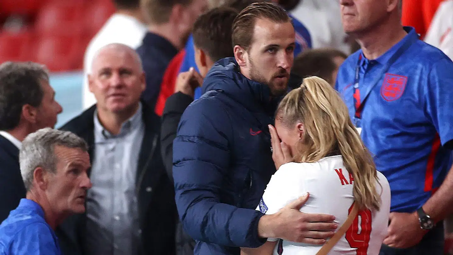 Harry Kane måtte trøste sin kone, Kate.