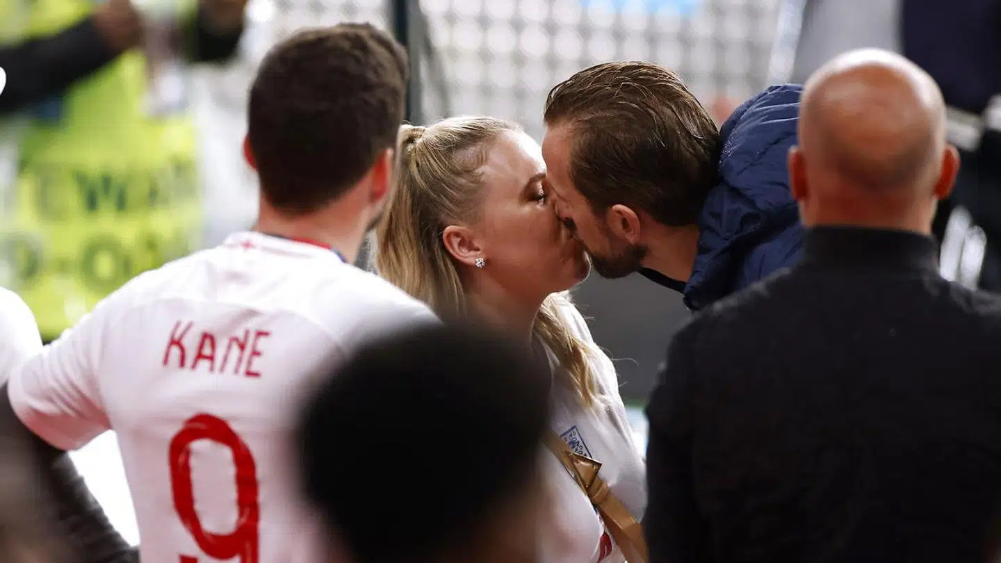 Harry Kane måtte trøste sin kone efter nederlaget.