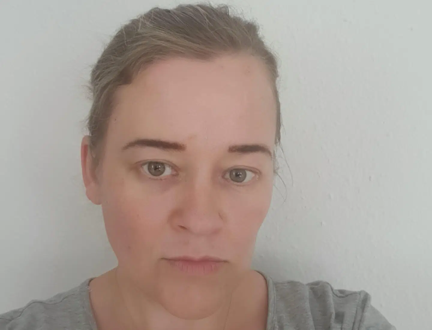 »Jeg prøver at kæmpe imod og råber 'stop', 'stop' til dem. Men de var meget fulde og enormt aggressive,« siger Jeanette Jørgensen efter EM-semifinalen Danmark- England, som hun som bosiddende i London kunne få billet til på Wembley. Men efter kampen kom en gruppe englændere hen til hende for at tage flag, hun havde siddende i håret. Foto: privat