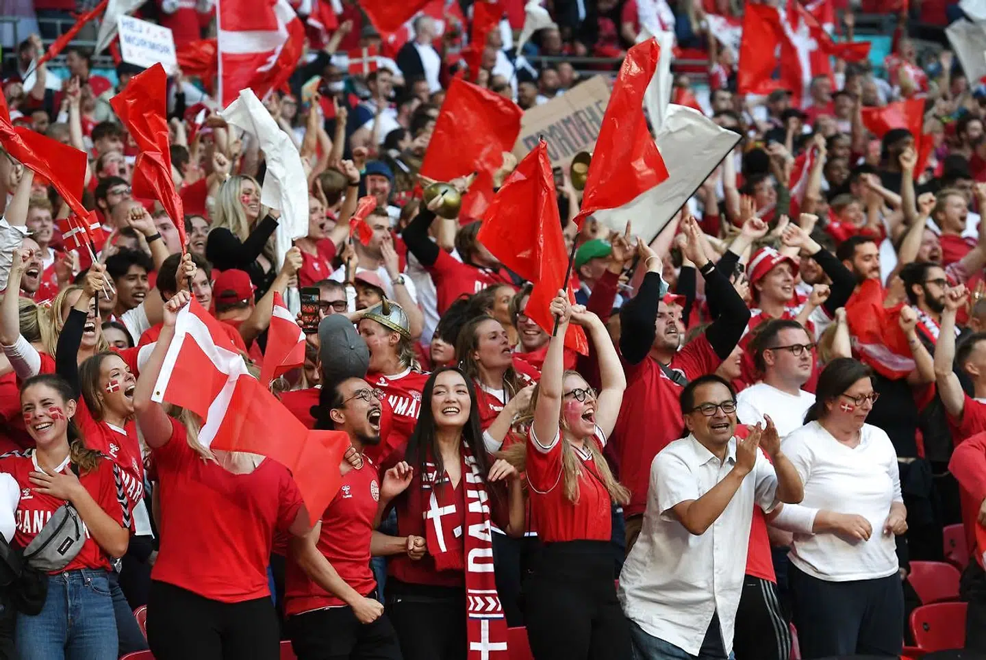 Det begyndte så godt for de 5.000 danske fans bosiddende i England, da Danmark kom foran 1-0 på Wembley. Men desværre endte semifinalen 2-1 til England efter forlænget spilletid. Alligevel blev en de danske fans udsat for overfald, hvor hooligans forsøgte at hive flag ud af hendes hår. (Photo by Andy Rain / POOL / AFP)