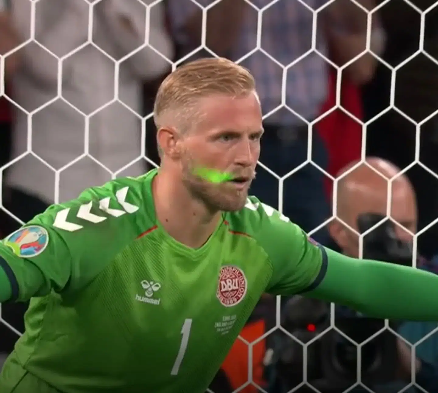 Kasper Schmeichel blev ramt af et laserlys, som han gjorde sig klar til engelsk straffe.