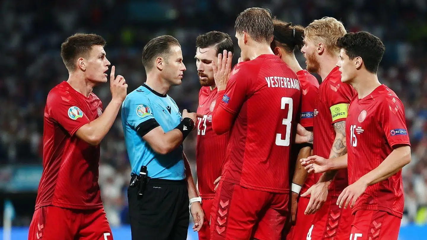 De danske spillere var ikke tilfredse med kampens dommer, Danny Makkelie.