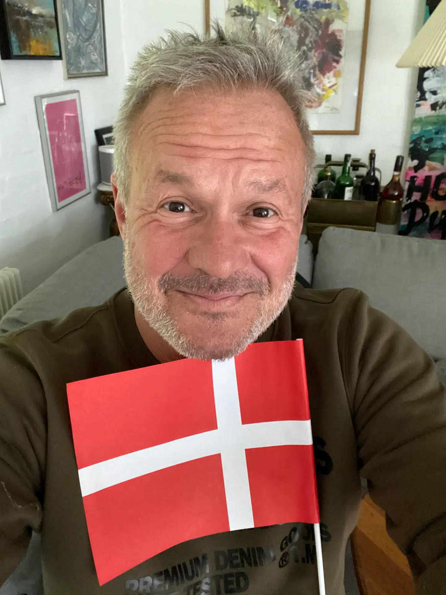 Dan Rachlin flager for Danmark.