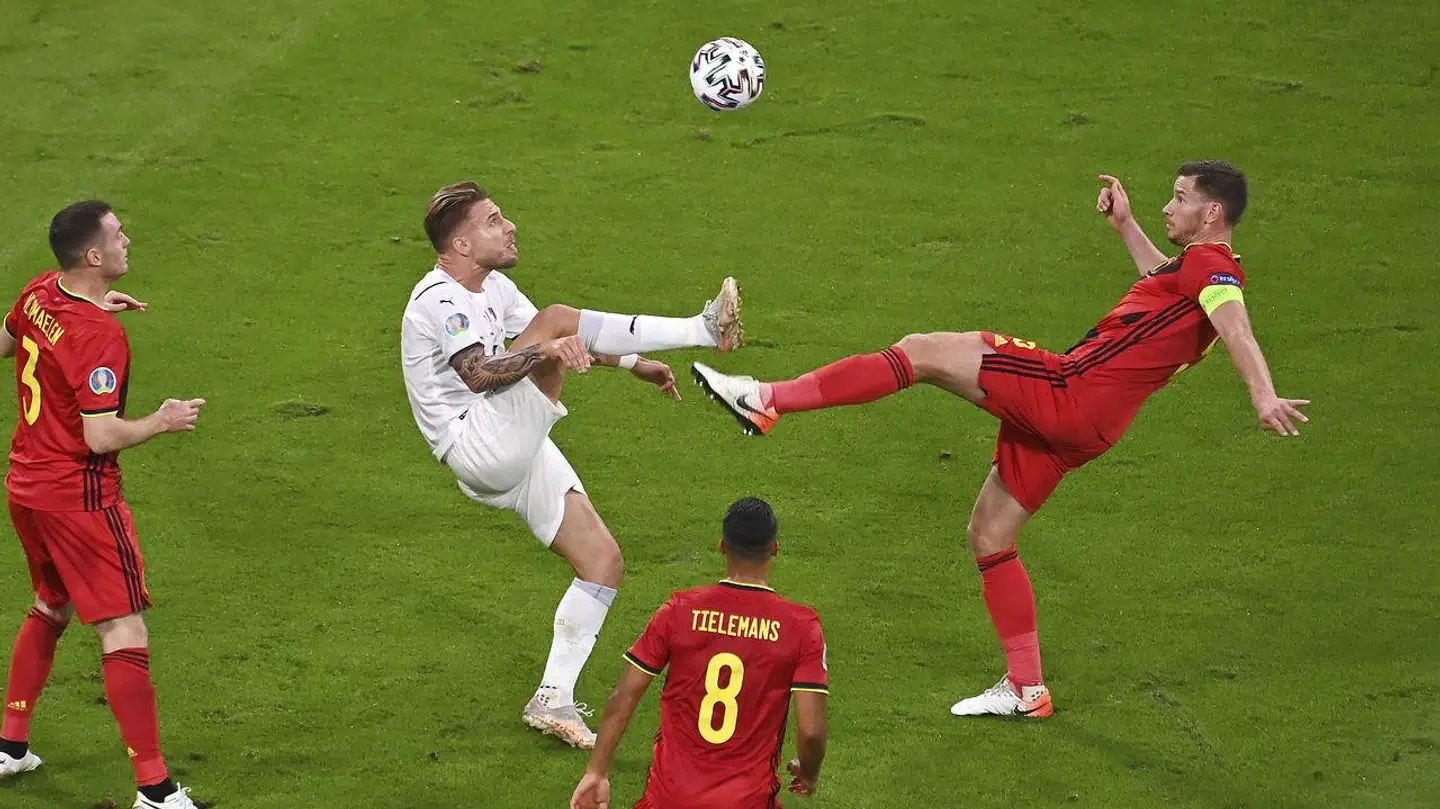 Her rammer de to fodboldspillere hinanden. Kort efter ruller Ciro Immobile rundt med smerter på græsset. Foto: Frank Hoermann/SVEN SIMON/picture-alliance/dpa/AP Images