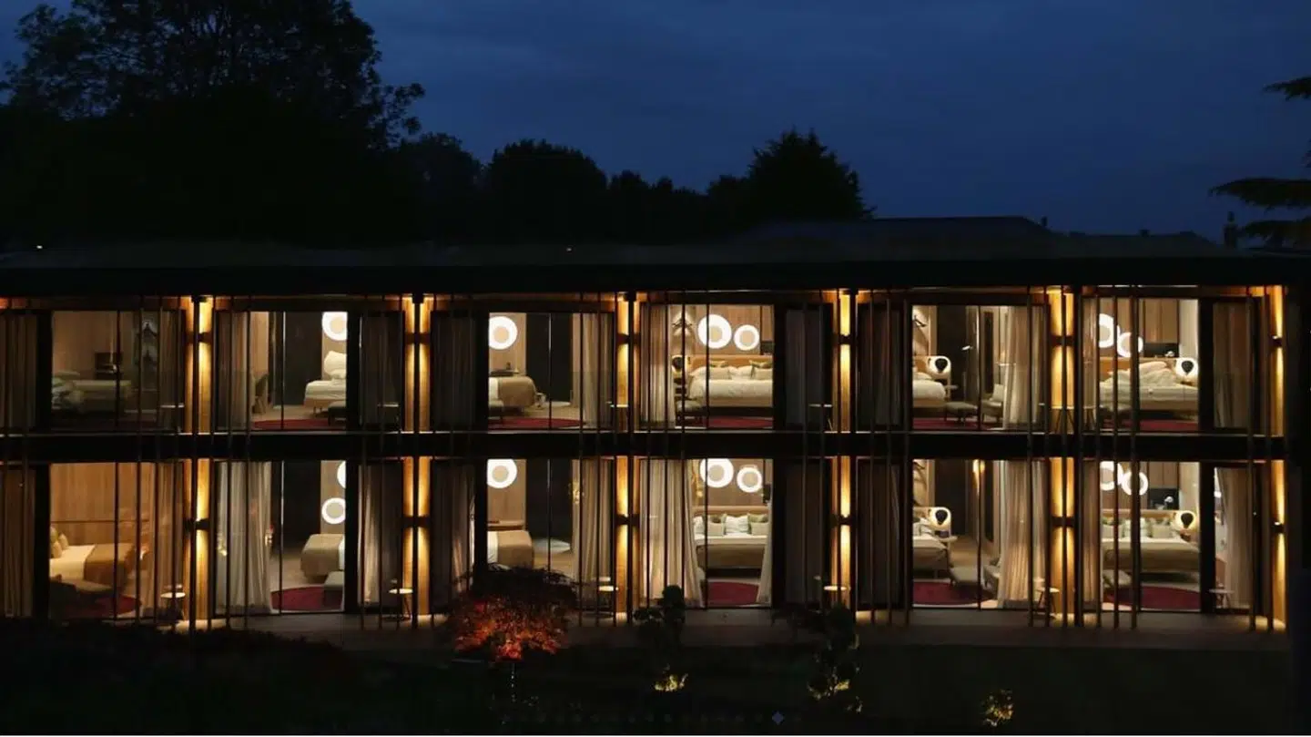 Størstedelen af værelserne vender ud mod haven.