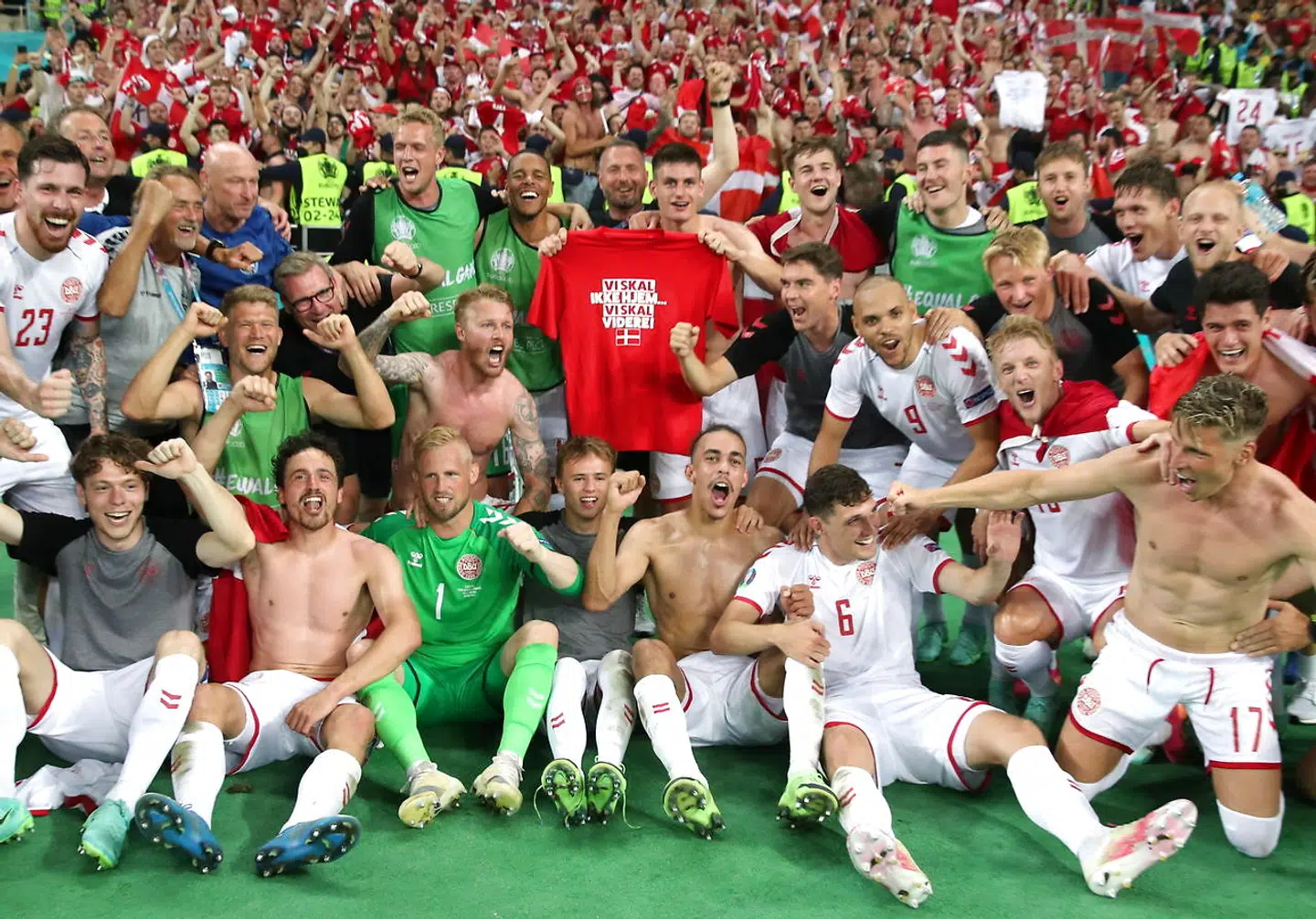 Fotoet af det danske landshold efter sejren mod Tjekkiet gik verden rundt og blev bragt i mange danske medier. I midten af fotoet poserede Joakim Mæhle med Jesper Andersens trøje. REUTERS/Tolga Bozoglu TPX