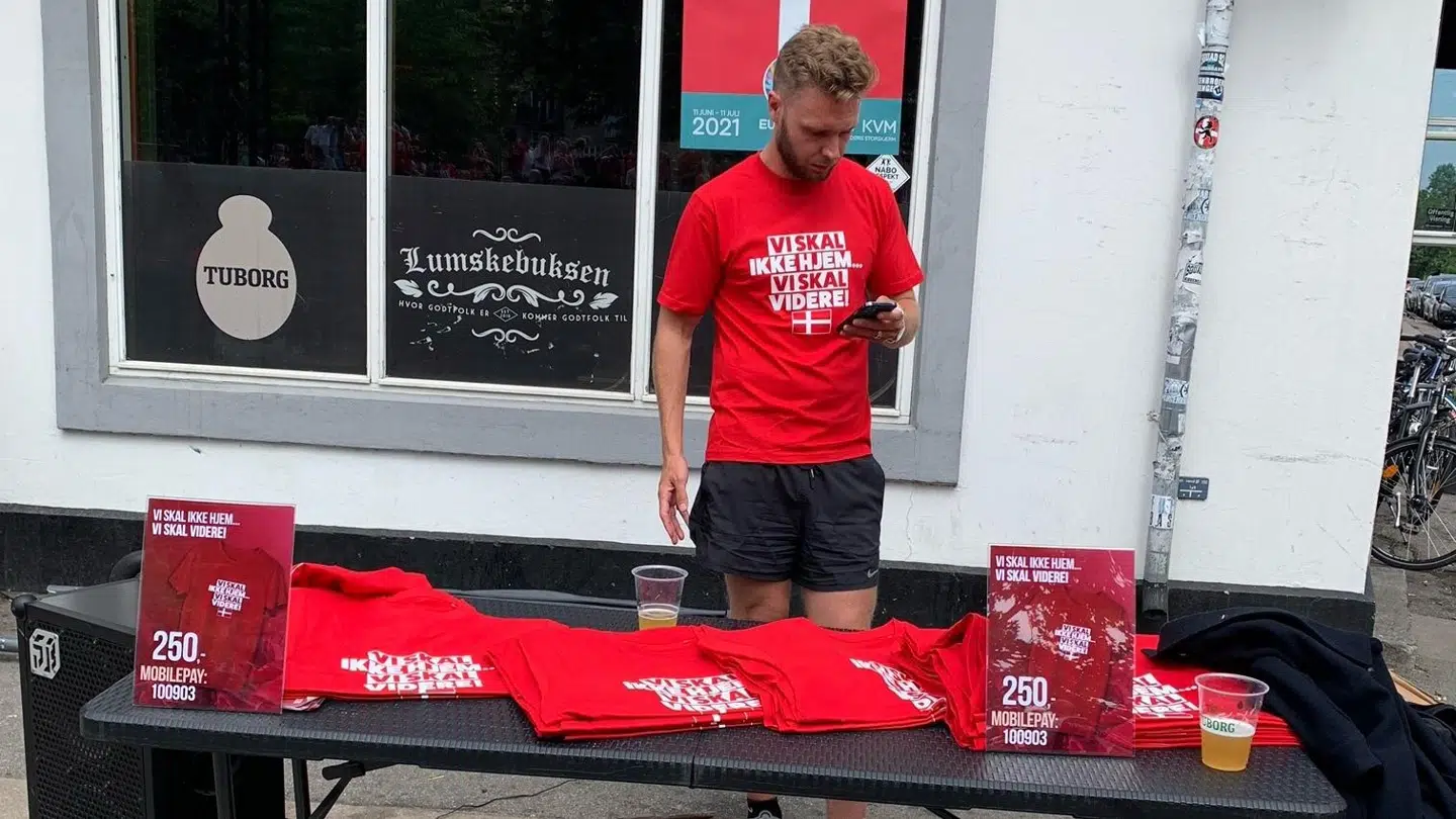 Jesper Andersen havde under seneste kamp en bod i København, hvor han solgte sin t-shirt. Efter kampen kom der dog for alvor gang i forretningen.