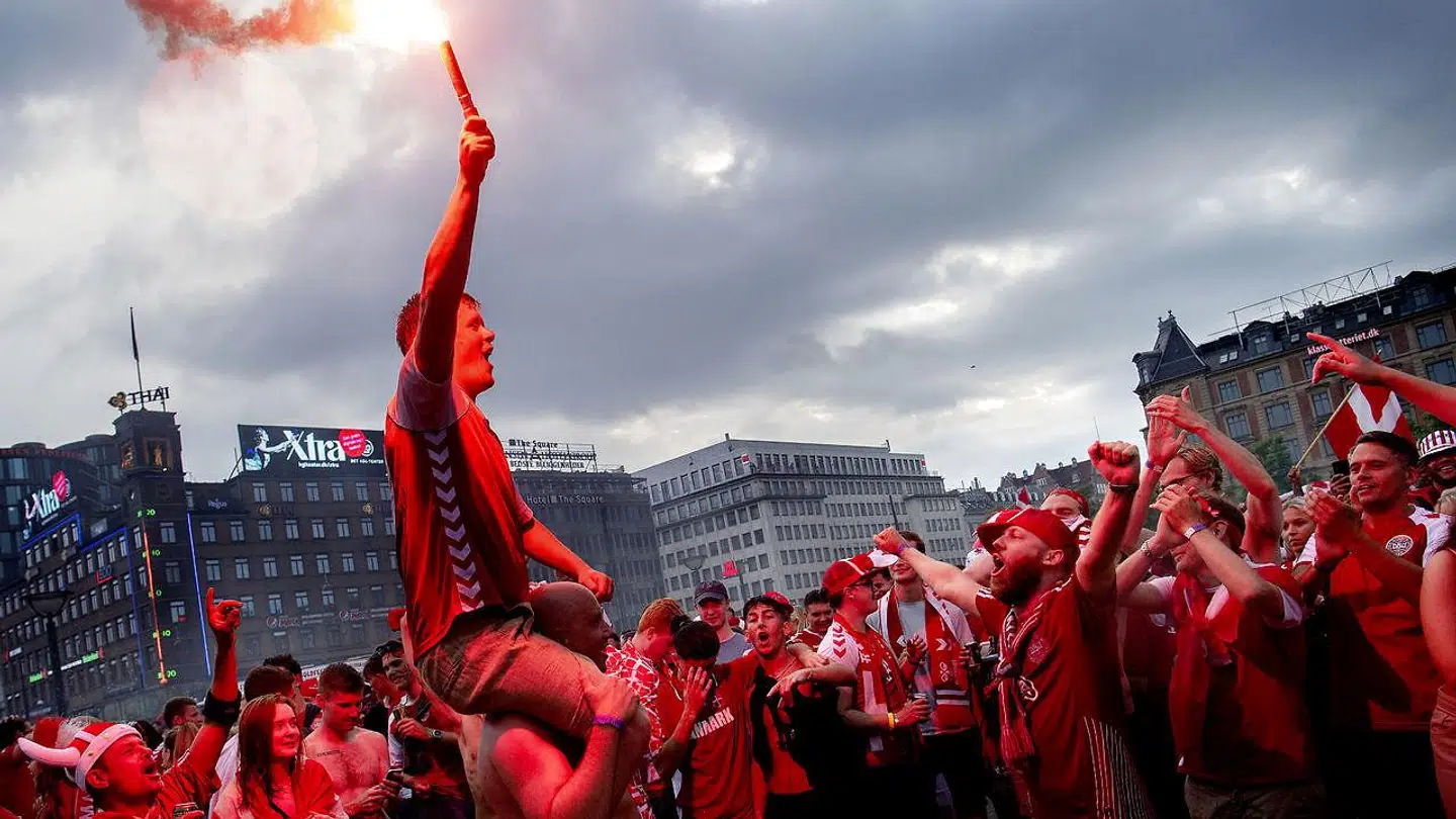 Glade danskere efter semifinalepladsen blev sikret. Rådhuspladsen i København.