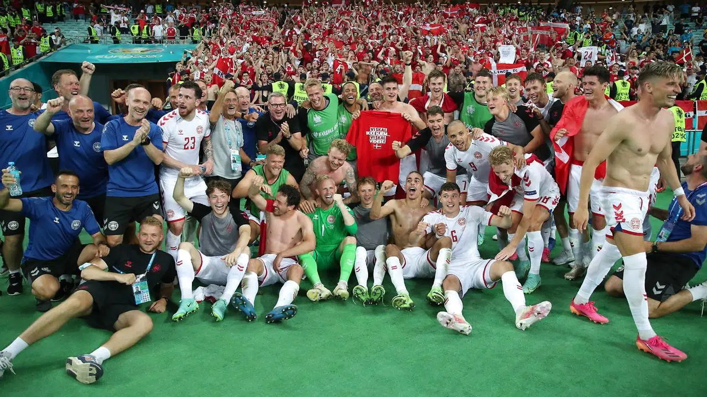 Danmarks landshold jubler efter 2-1-sejren over Tjekkiet i Baku.