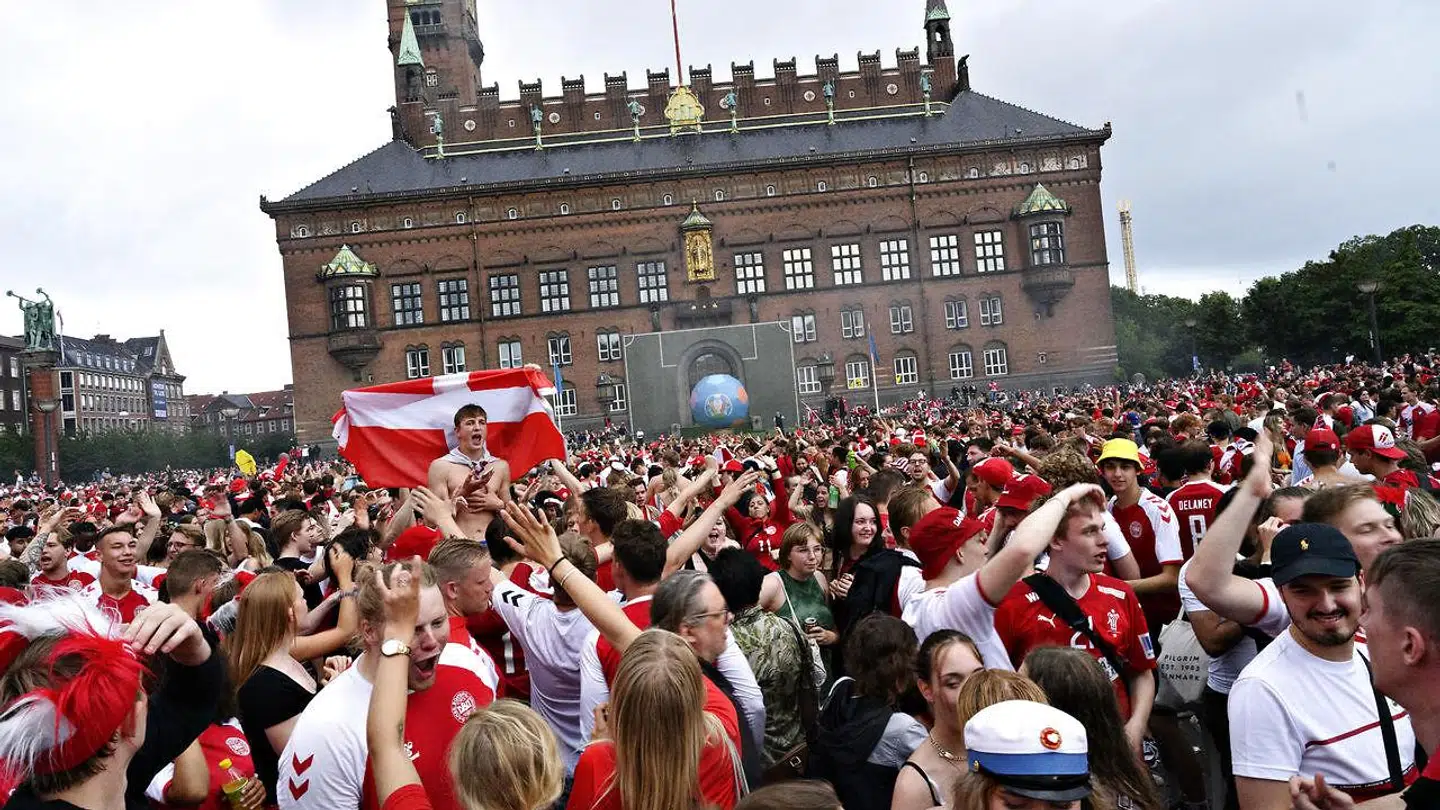 Fodboldfans jubler og fejrer Danmarks EM-kvartfinalesejr over Tjekkiet. Rådhuspladsen i København lørdag den 3. juli 2021.