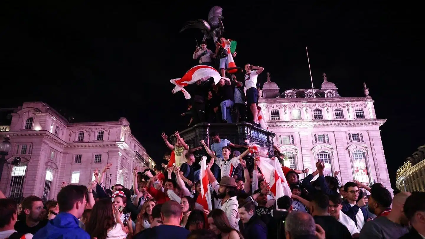 Engelske fodboldfans fejrer kvartfinalesejren over Ukraine lørdag aften i London.