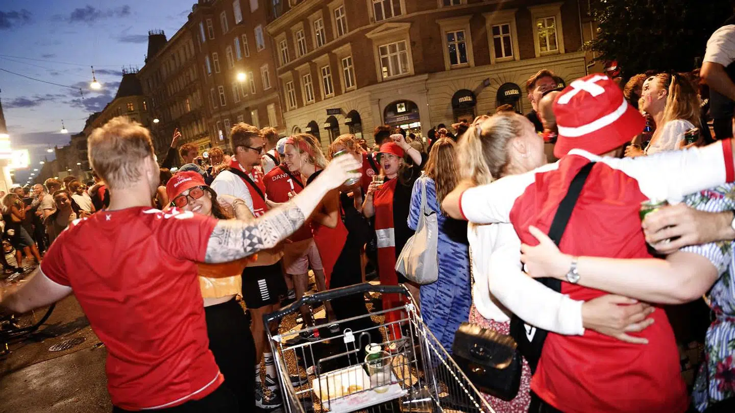 Fodboldfans jubler og fejrer Danmarks EM-kvartfinalesejr over Tjekkiet, ved Nørrebros Runddel i København lørdag 3. juli 2021. (Foto: Philip Davali/Ritzau Scanpix)