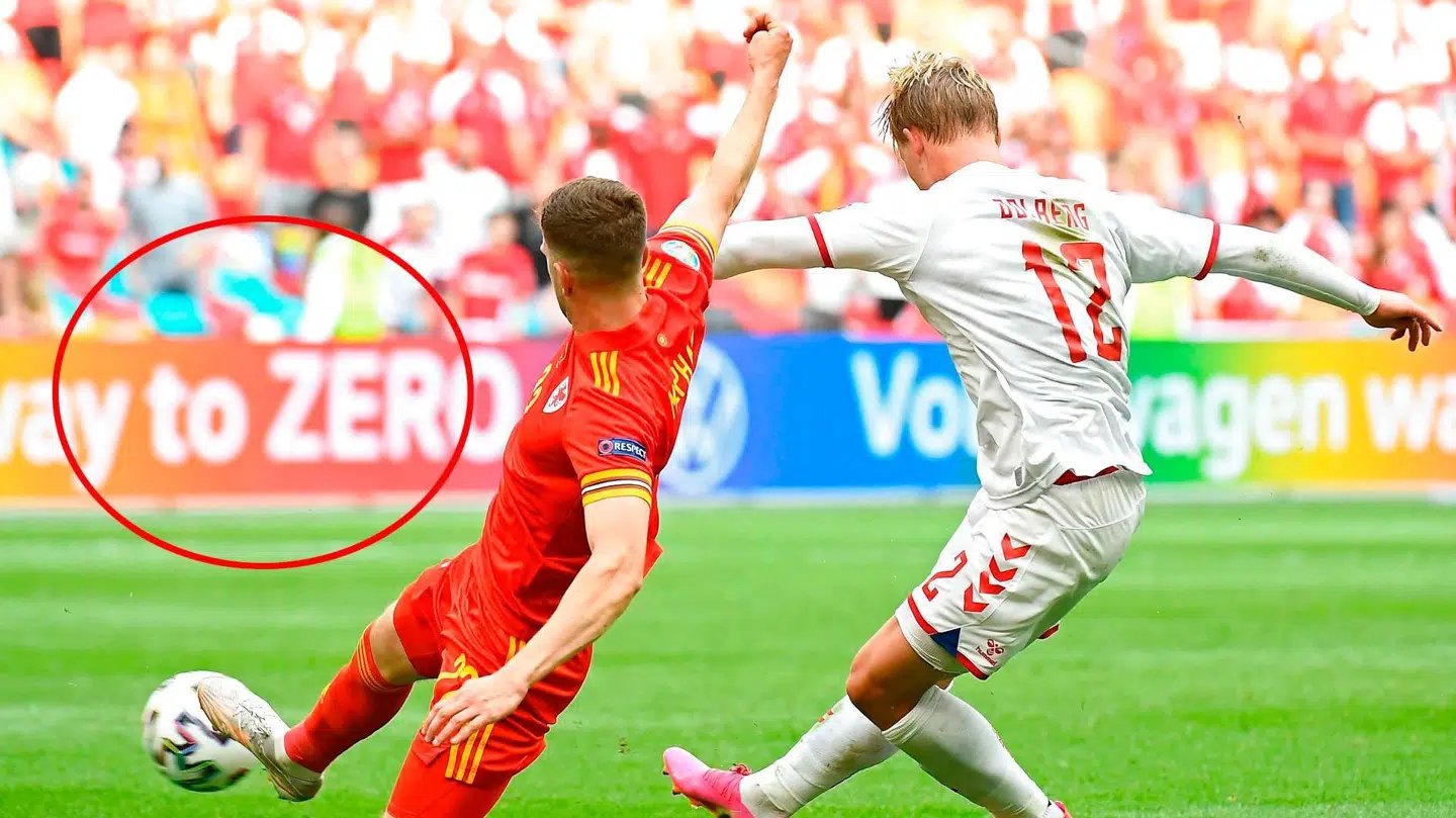 Kasper Dolberg i sekundet, hvor han scorer til 1-0 for Danmark mod Wales. Men også reklamen i baggrunden vækker opsigt.