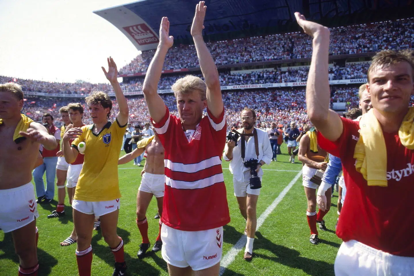 I Morten Olsens tid på landsholdet - både som spiller og senere træner - blev landsholdet populært kaldt for 'Olsen-banden'. Her ses Morten Olsen i sin afskedskamp i 1989 - med en ny Olsen - Lars Olsen - til at overtage anførerbåndet.