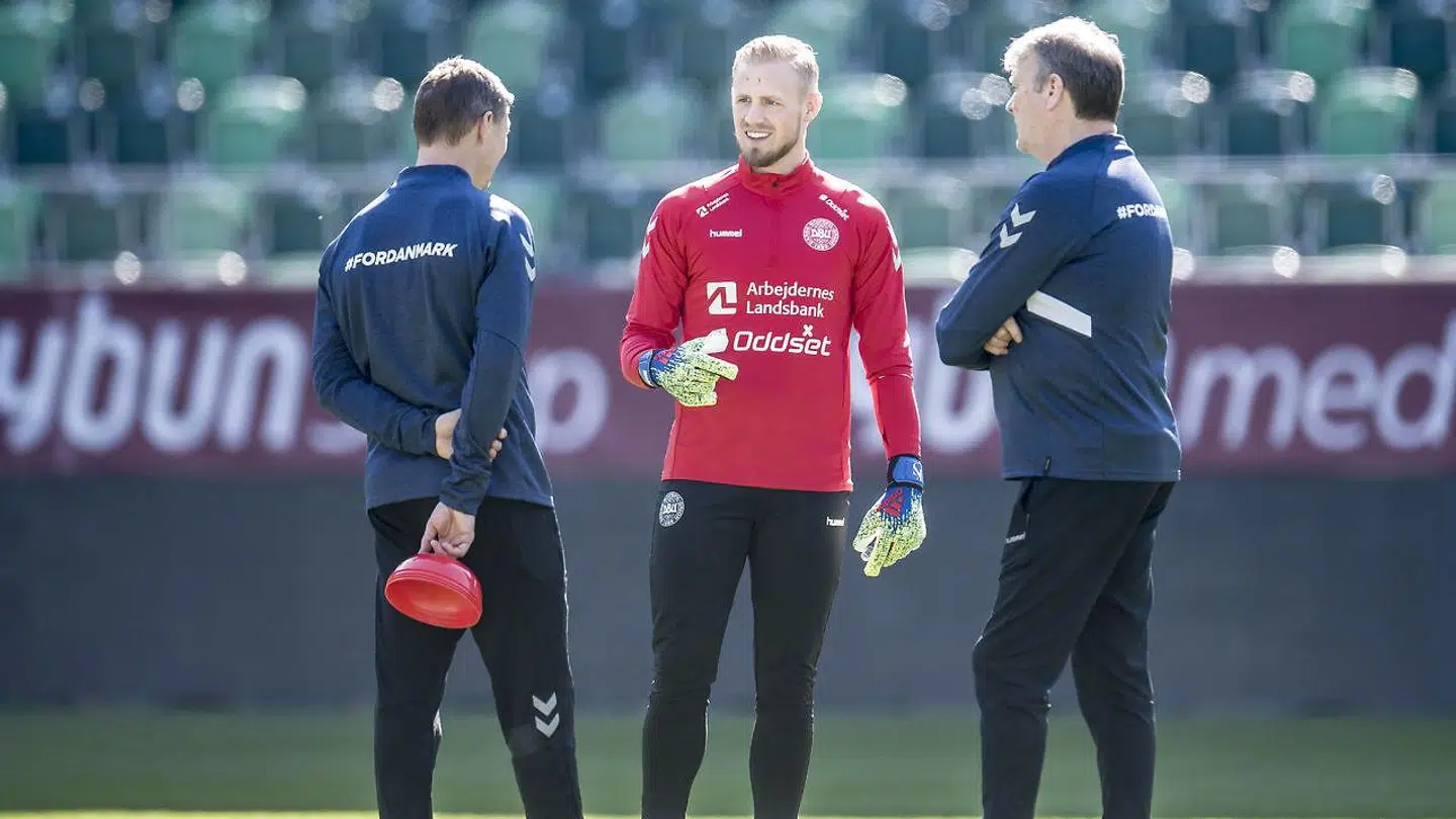 Åge Hareide og assistentræner Jon Dahl Tomassson i samtale med Kasper Schmeichel.