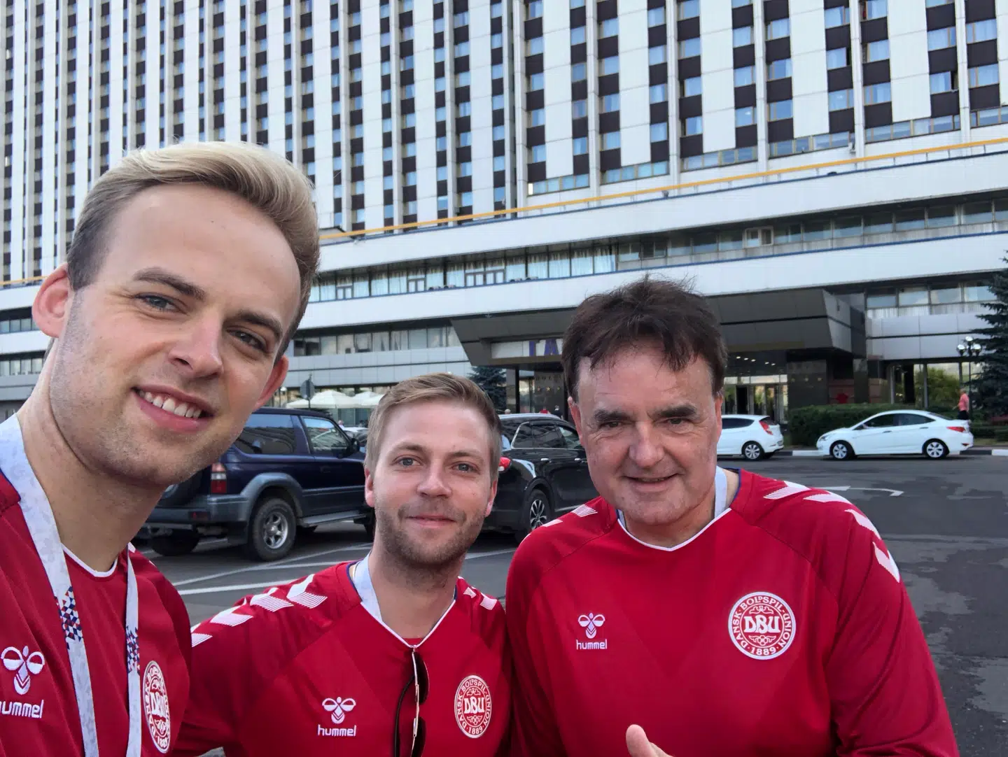 Mads Vad, hans kammerat Basse og Mads Vads far i Moskva til VM i fodbold i 2018.