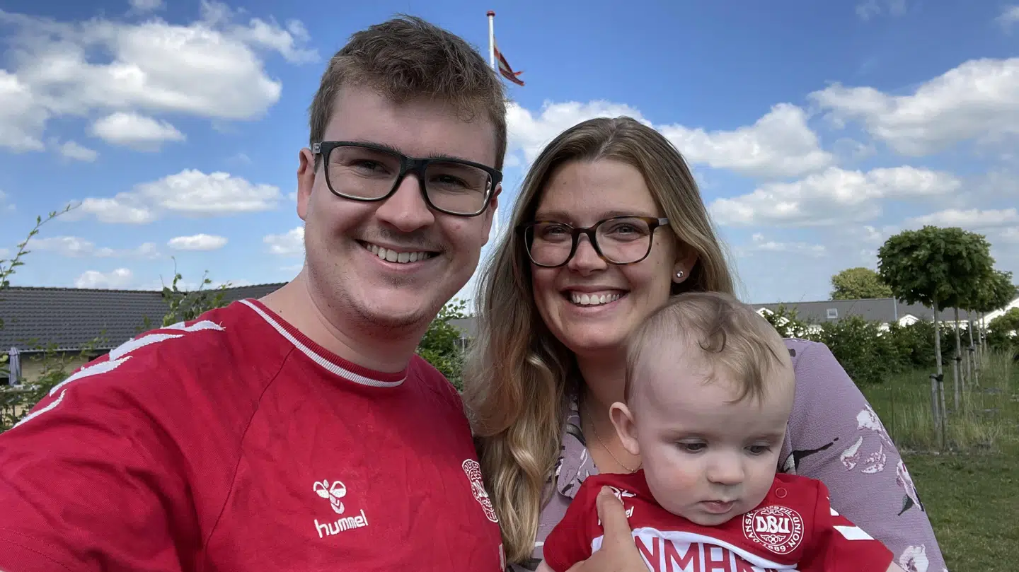 Sascha og Martin skal holde bryllupsfest på lørdag, mens Danmark spiller landskamp.