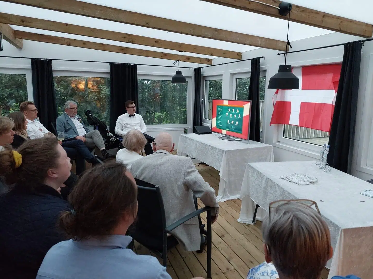 Efter hovedretten stod den på forskudt EM-fodbold.