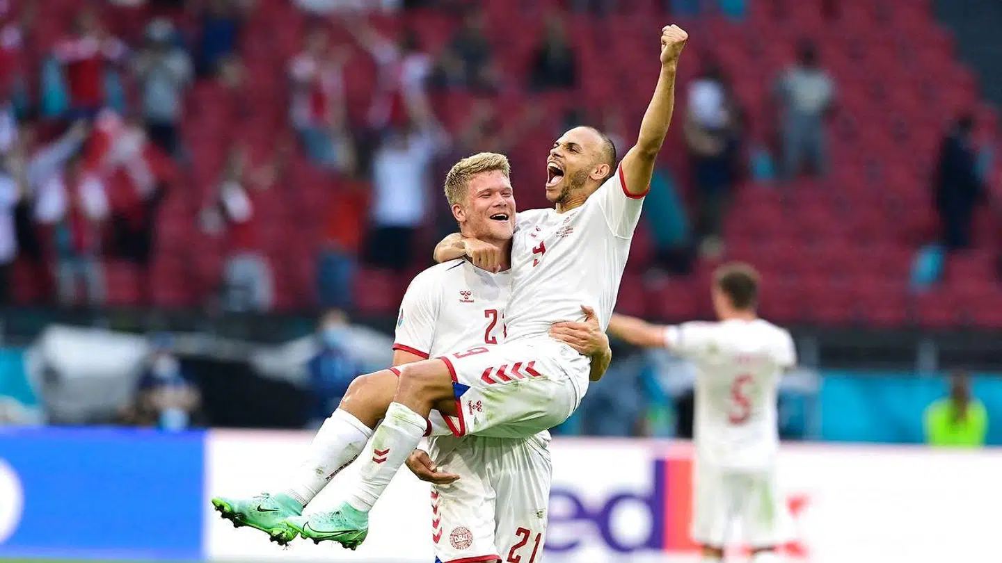 Cornelius bar rundt på Braithwaite efter kampen mod Wales.