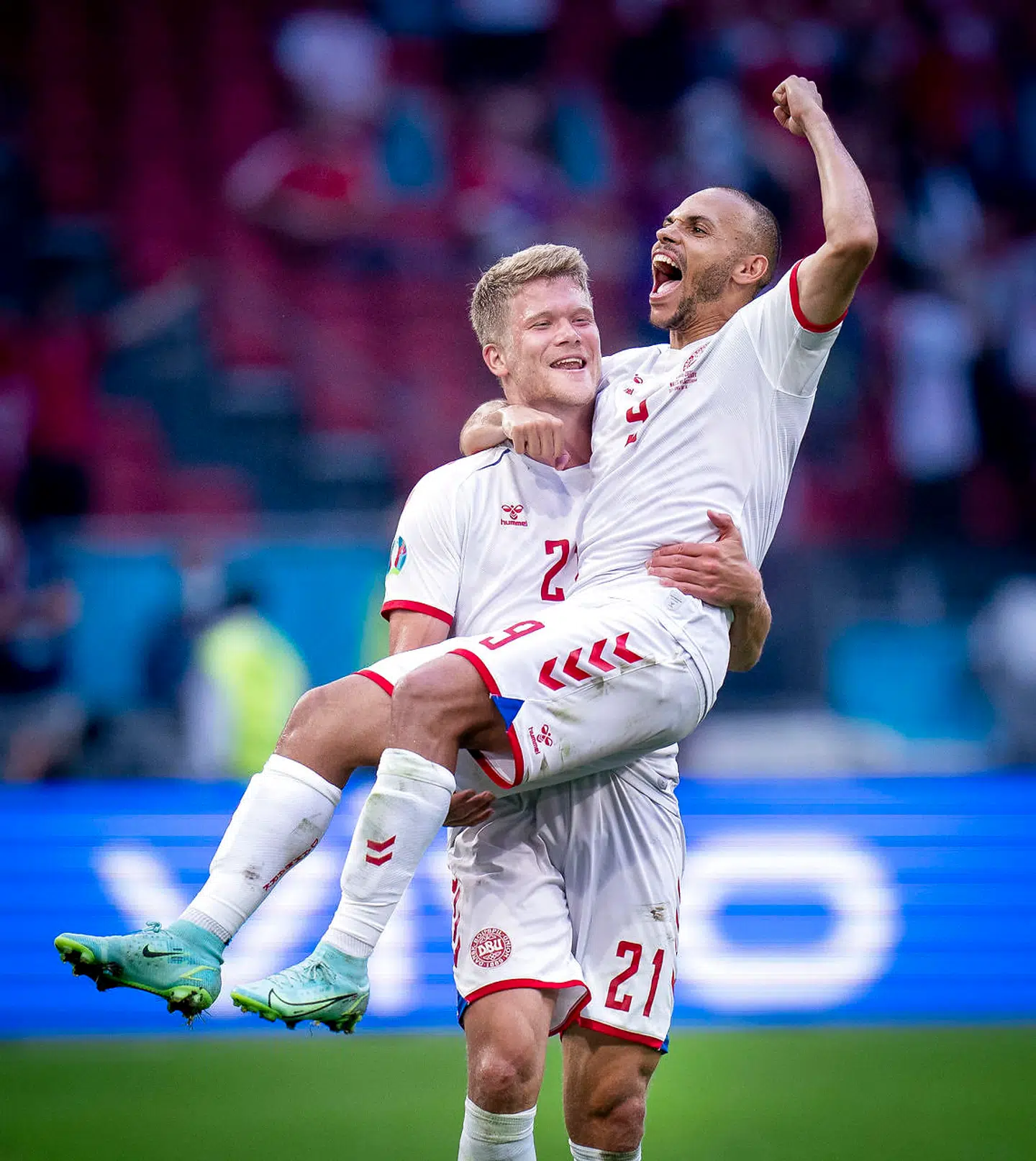 Andreas Cornelius og Martin Braithwaite jublede sammen efter sidstnævntes mål til 4-0 mod Wales.