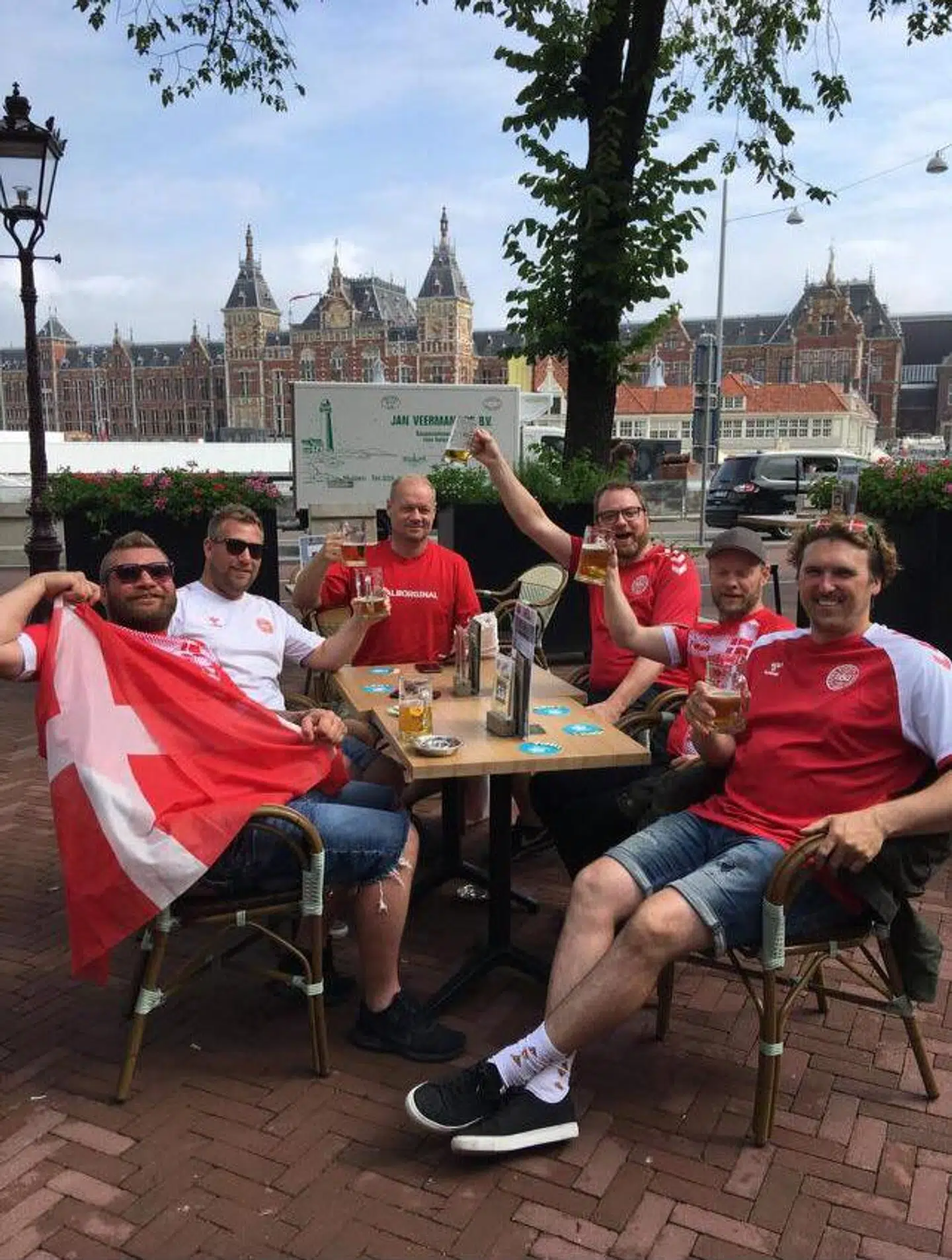 Rasmus, Mickey og gruppen af venner i Amsterdam.