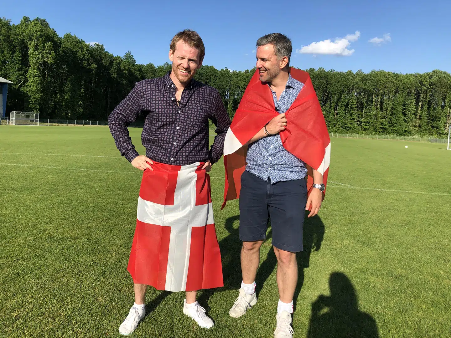 Cyron Melville og Jon Lange flager for landsholdet.