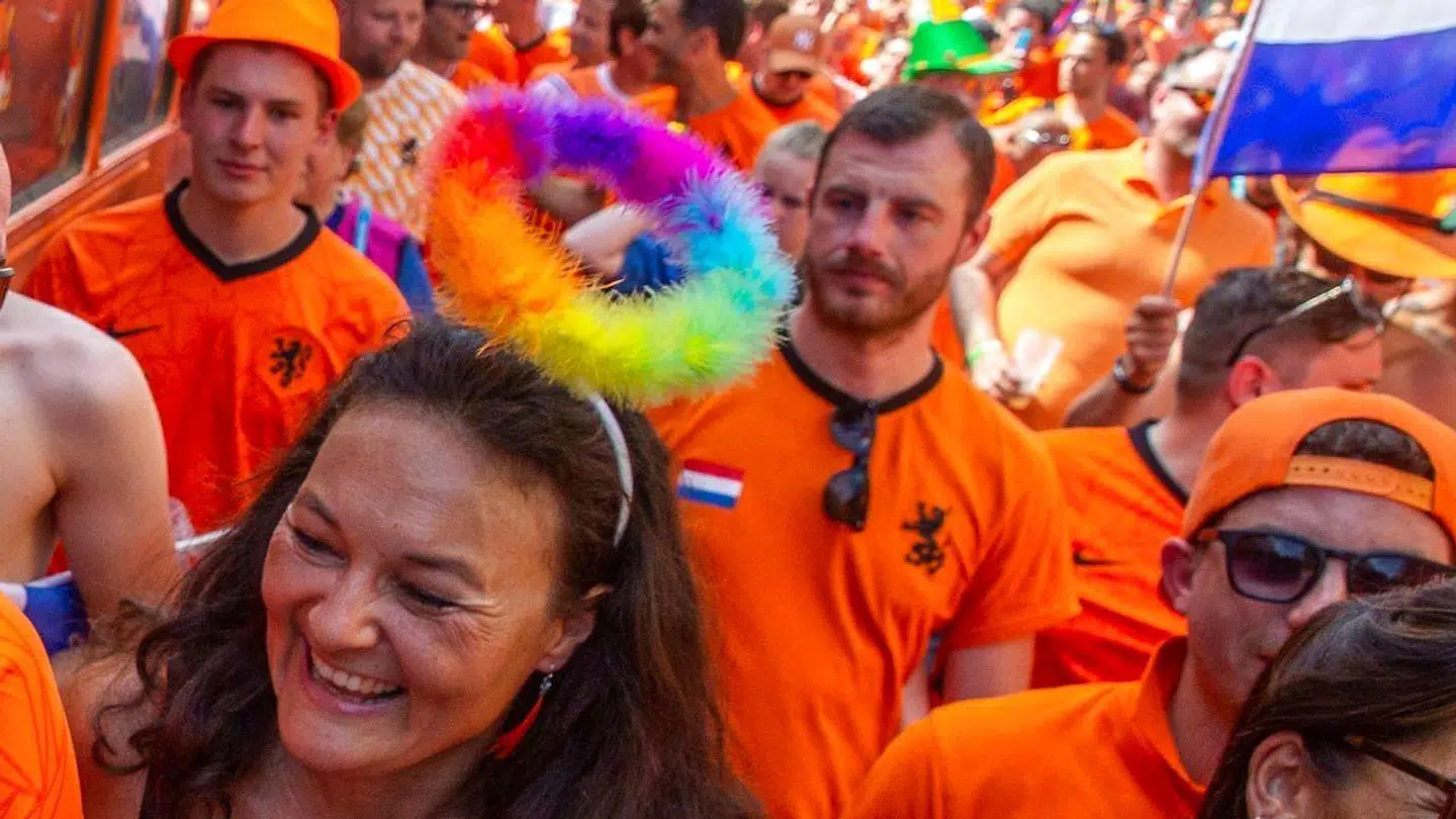 En hollandsk fan med et regnbue-symbol på hovedet inden søndagens kamp mod Tjekkiet.