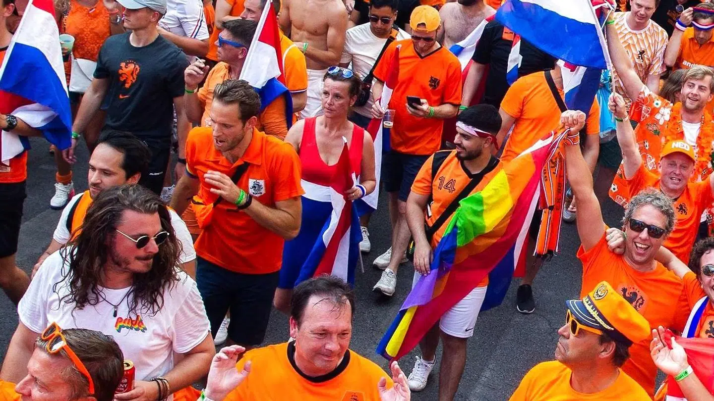 En hollandsk fan med regnbueflag i Budapest inden søndagens kamp mod Tjekkiet.