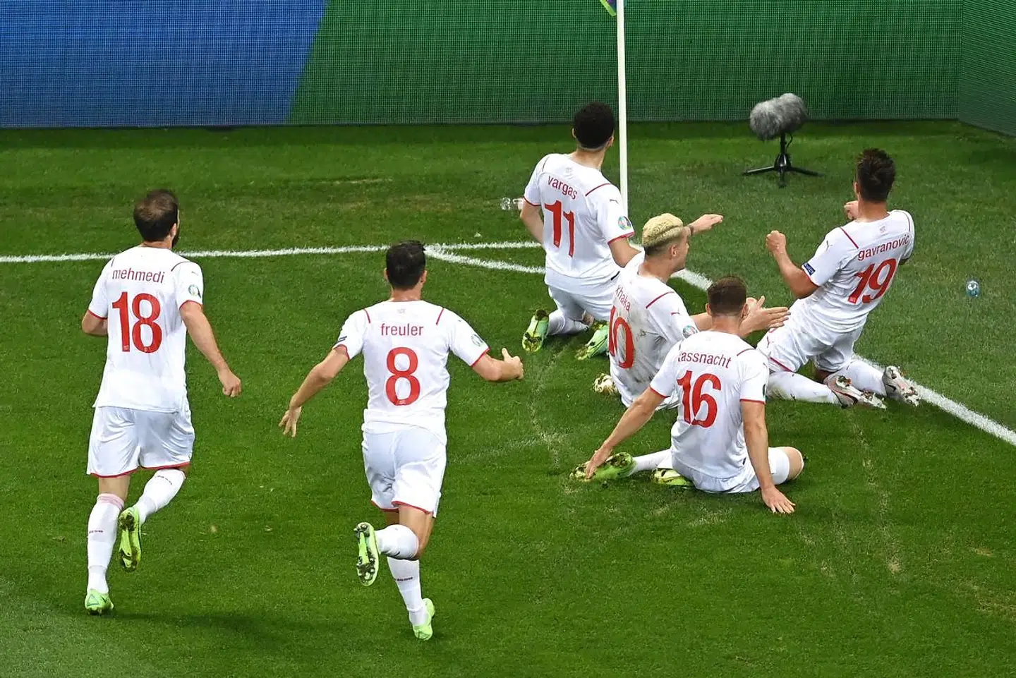 Switzerland's forward Mario Gavranovic (r) celebrates with teammates after scoring the team's third goal during the UEFA EURO 2020 round of 16 football match between France and Switzerland at the National Arena in Bucharest on June 28, 2021. (Photo by Daniel MIHAILESCU / POOL / AFP)
