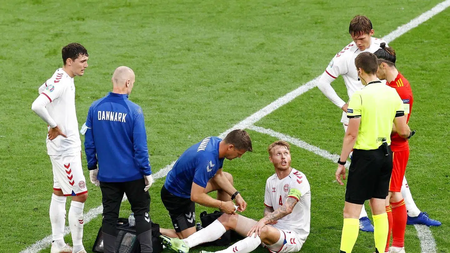 Simon Kjær fik behandling på banen i opgøret mod Wales og måtte til sidst lade sig udskifte.