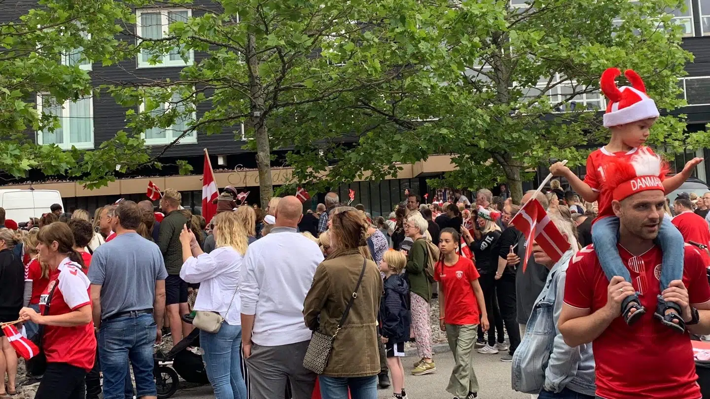 Fremmødte fans foran Hotel Marienlyst i Helsingør.