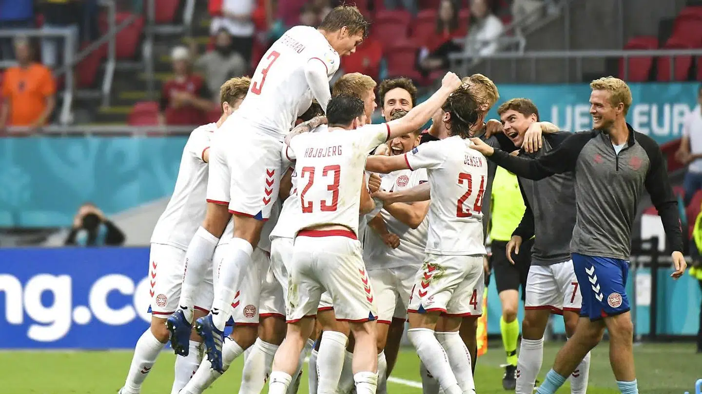 Det danske landshold jubler sammen efter Martin Braithwaites mål til 4-0 over Wales.