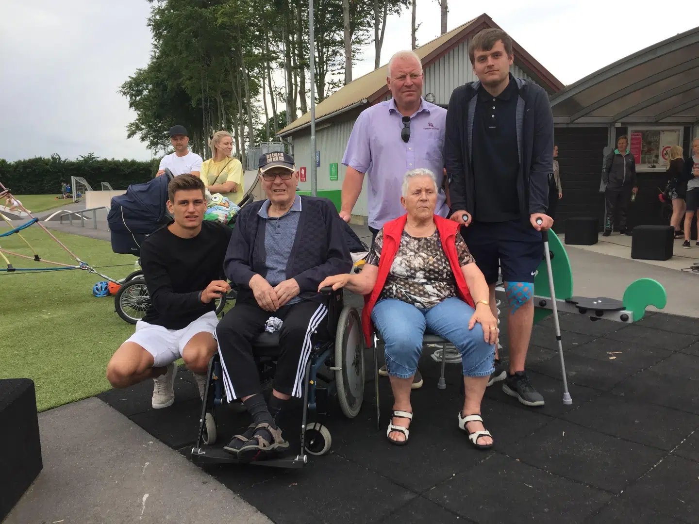 Joakim hjemme fra Belgien i juni 2018. På Østervrå Stadion til oprykningskamp med det lokale seniorhold. Her sammen med farfar og farmor, Ole (far) og Marko (Lillebror). Farfar Kjeld Pedersen var ikke i tvivl om, hvem Joakim har sit talent