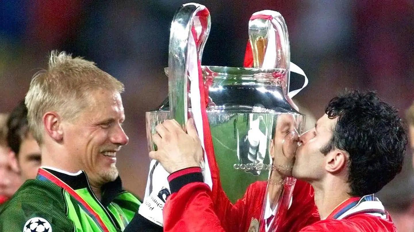 Ryan Giggs spillede hele sin professionelle karrierre i Manchester United. Her ses han sammen med Peter Schmiechel efter Champions League-triumfen i 1999.