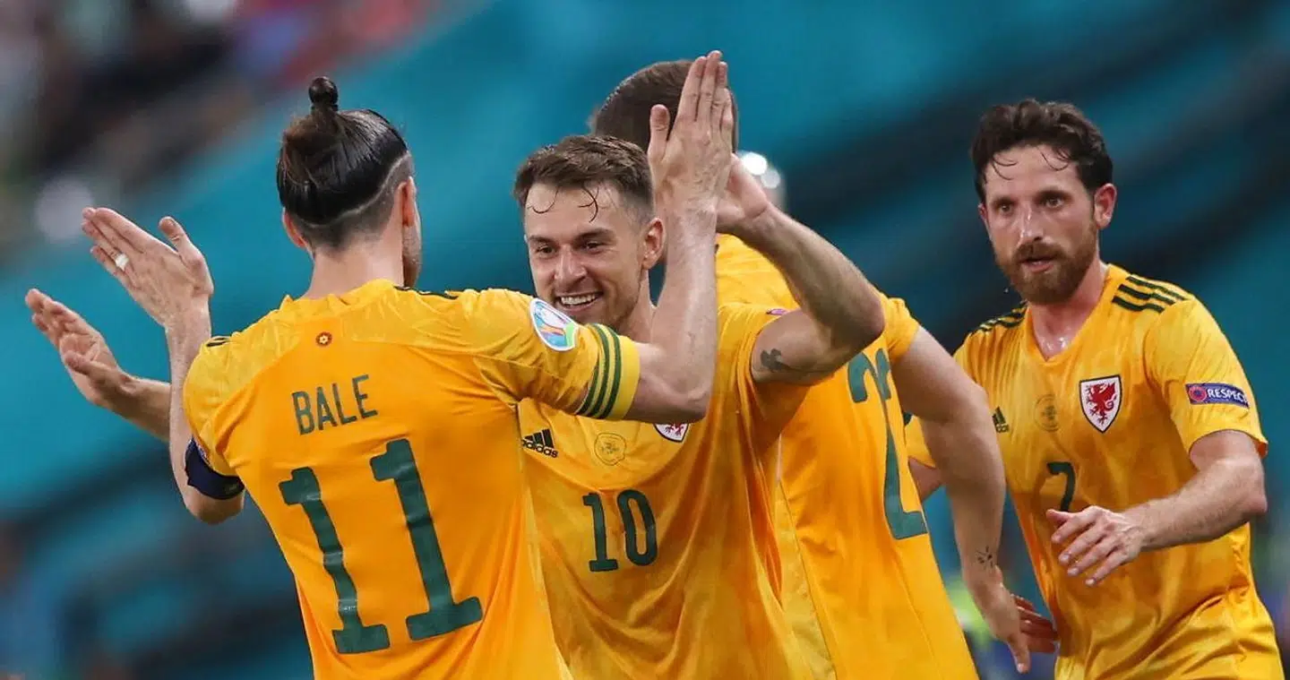 Aaron Ramsey (nr. 10) jubler med Gareth Bale efter sin scoring mod Tyrkiet.