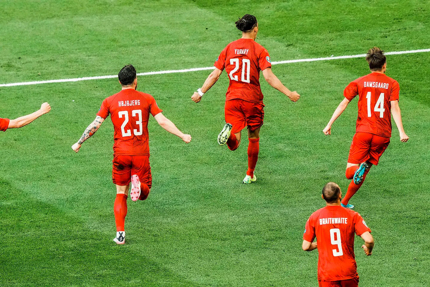 Det danske herrelandshold i fodbold spiller imod Belgien i Parken. Danmark - Belgien. Yussuf Yurary Poulsen score til 1 - 0