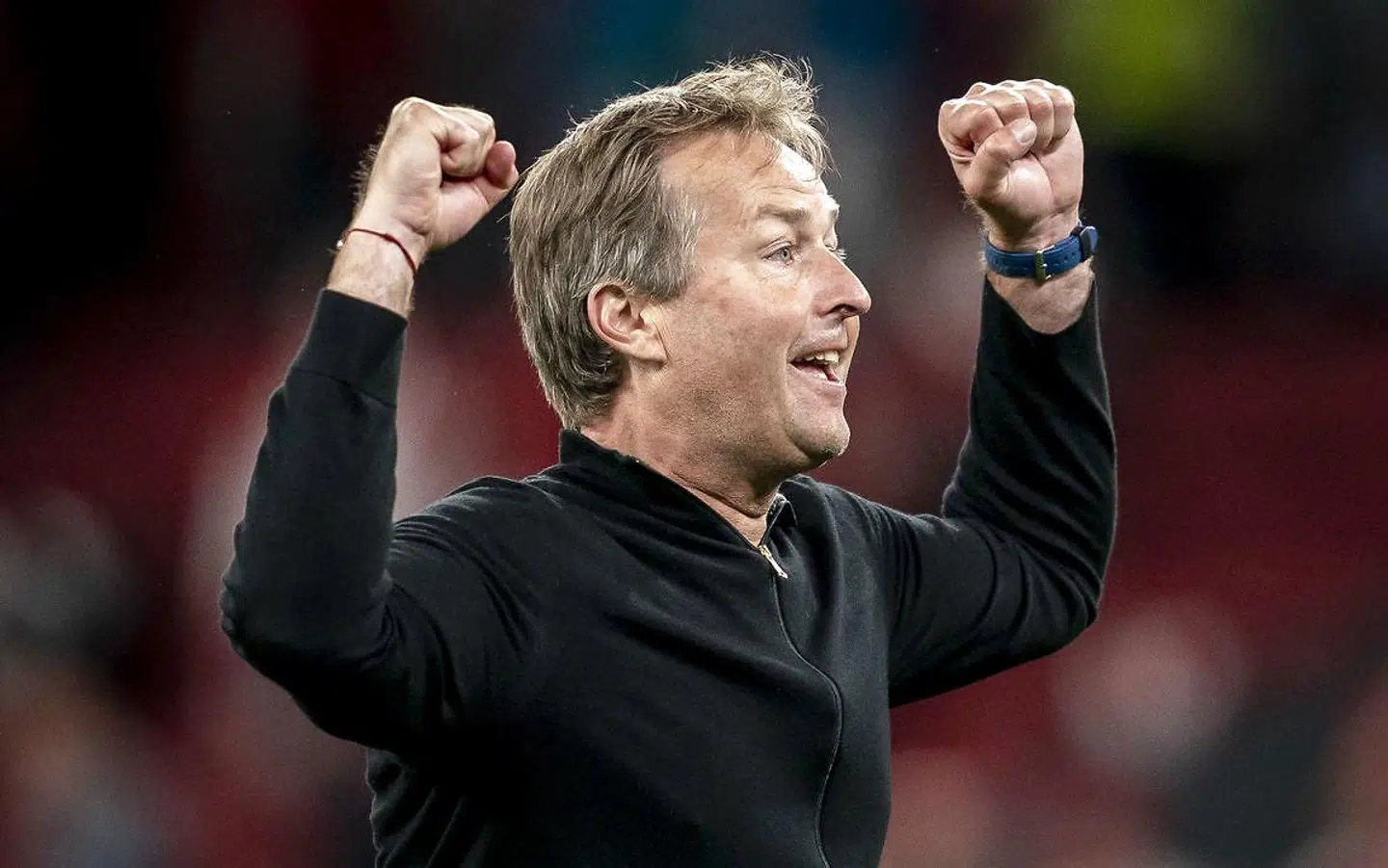 Danmarks landstræner Kasper Hjulmand jubler med tilskuerne efter EM-kampen mellem Danmark og Rusland