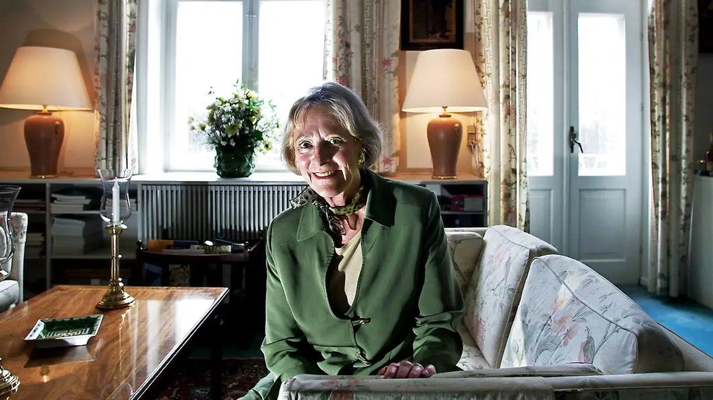 Inge Corell mener, det er et no-go at følge med i fodbold under et selskab.