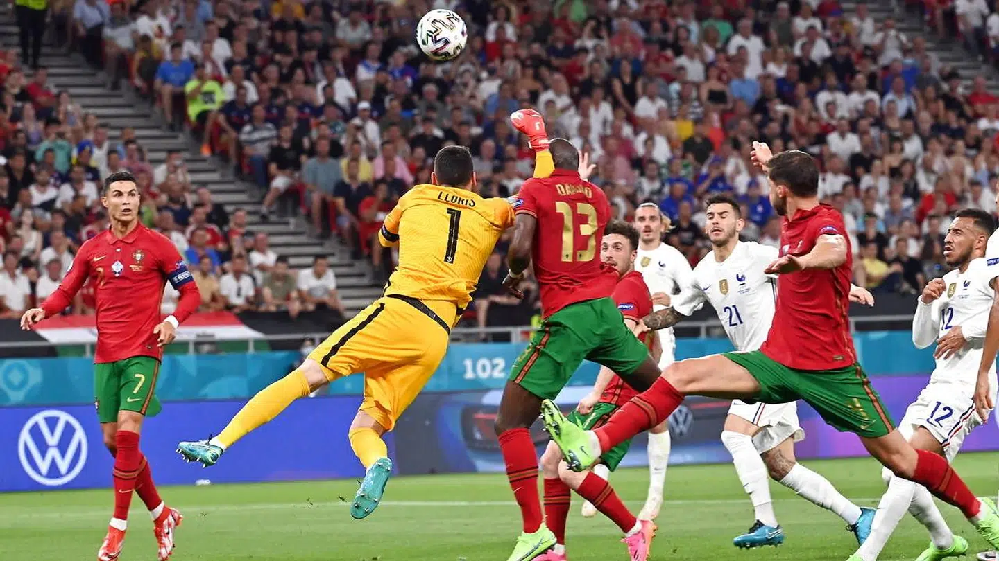 Hugo Lloris begår straffespark på Danilo.