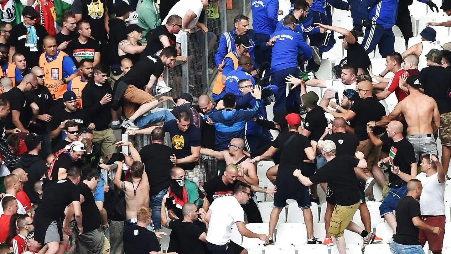 Medlemmer af Carpathian Brigade i kamp med sikkerhedspersonale på Stade Velodrome i Marseille ved EM i Frankrig i 2016.