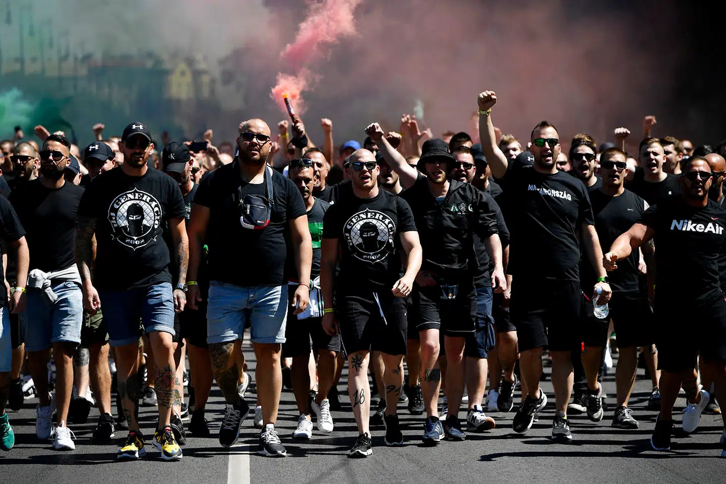 Ungarske hooligans i Budapests gader inden landets kamp mod Portugal ved EM-slutrunden.