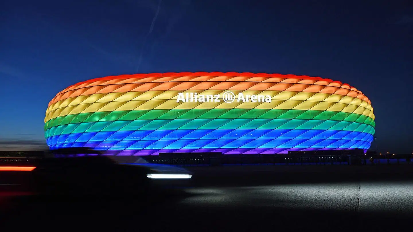 Sådan var det meningen, Allianz Arena i München skulle se ud tirsdag aften. Men UEFA har sagt nej.