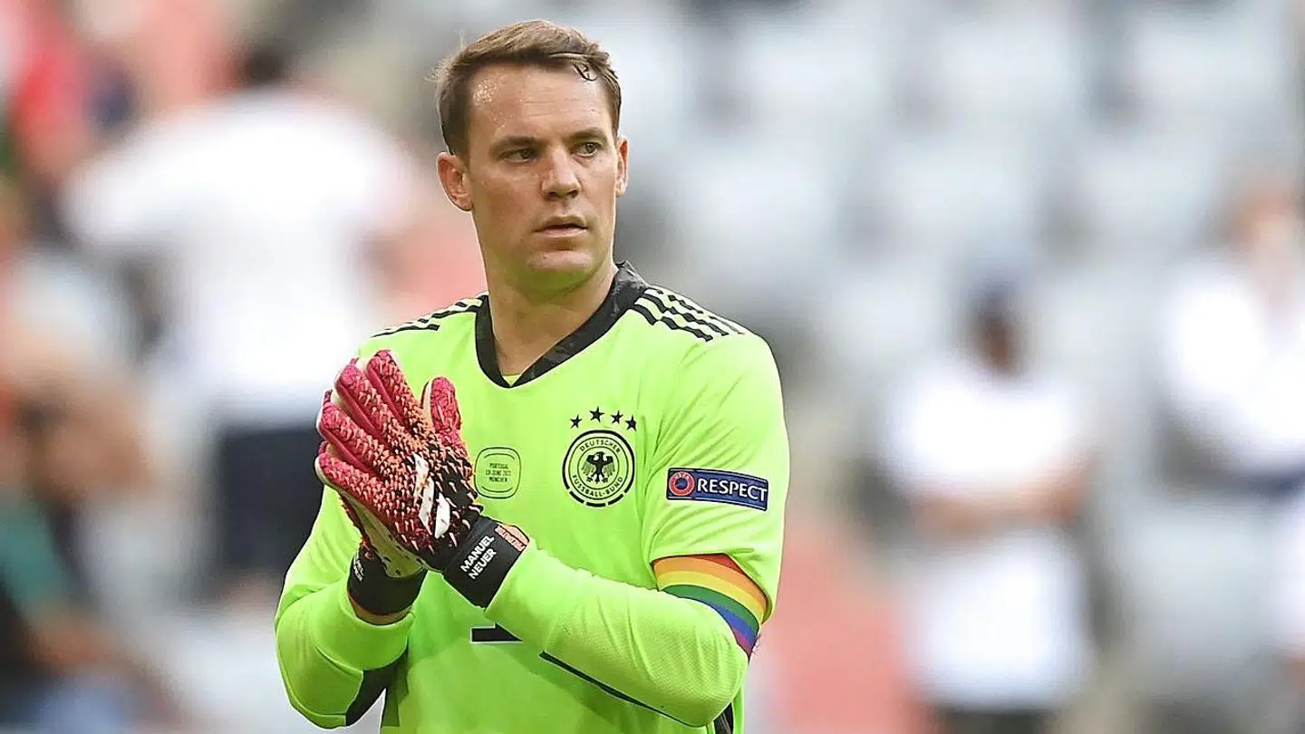 Den tyske målmand og anfører, Manuel Neuer, med regnbue-anførerbind på.