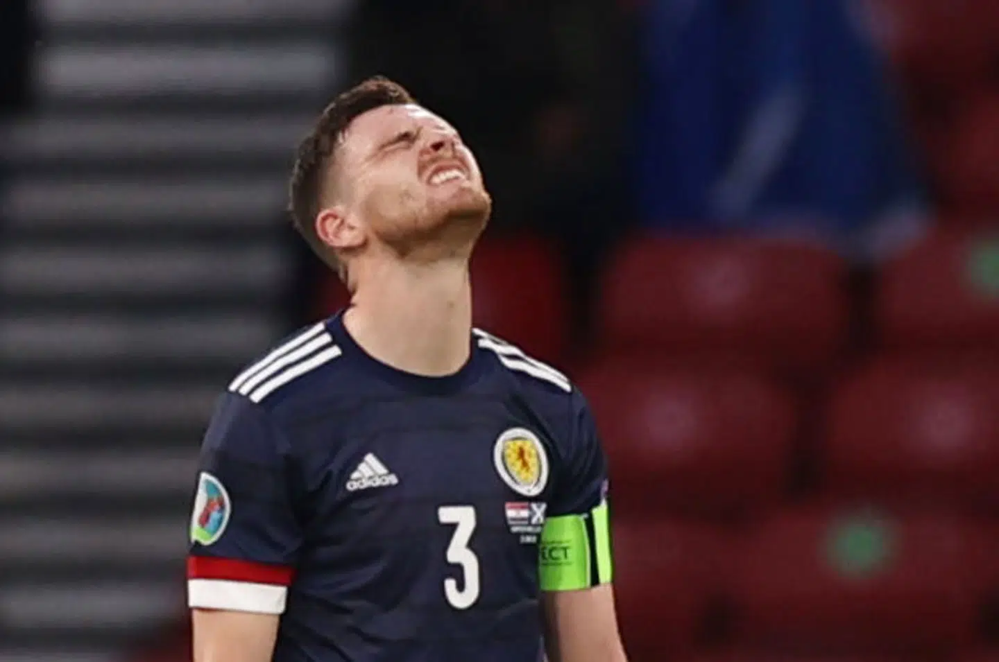 Liverpools Andy Robertson ærgrer sig over EM-exittet.